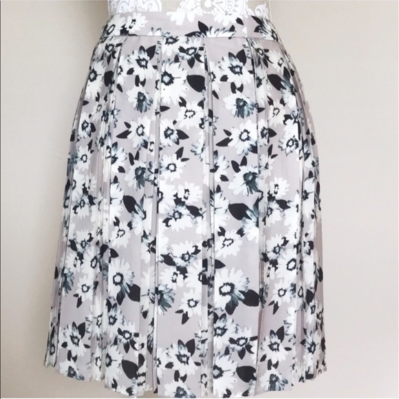 Banana Republic pleated skirt - Picture 4 of 6