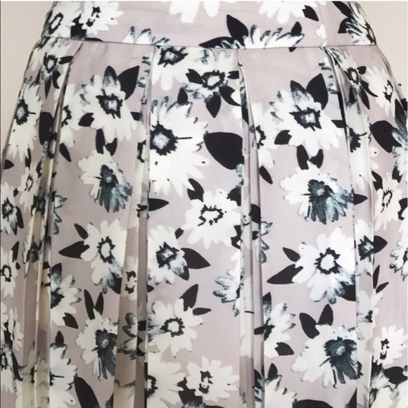 Banana Republic pleated skirt - Picture 5 of 6