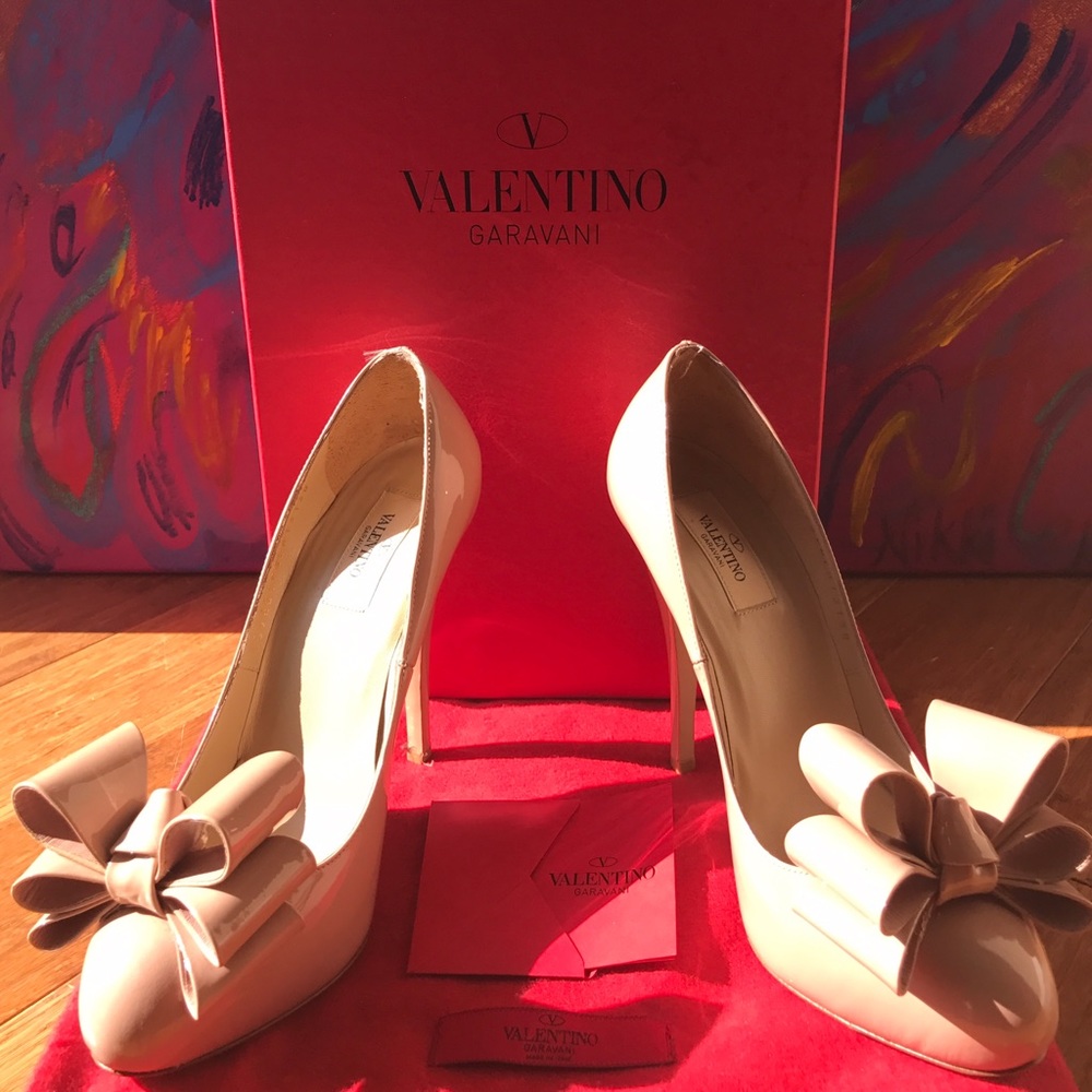 💯AUTH VALENTINO PATENT ROUND TOE BOW PUMPS🎀