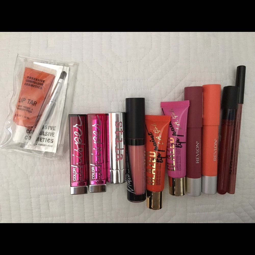 Lot of 11 lipstick + lipgloss