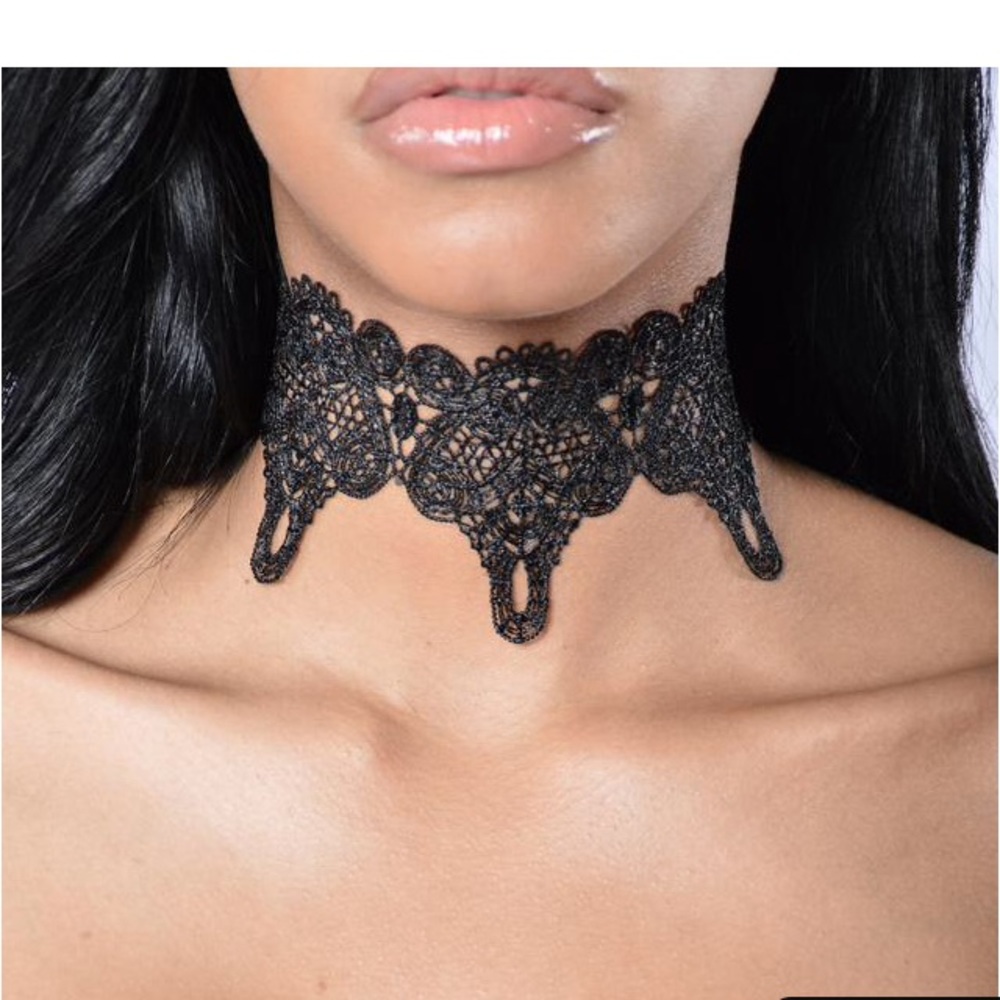 Fashion Nova Victoria lace choker in black