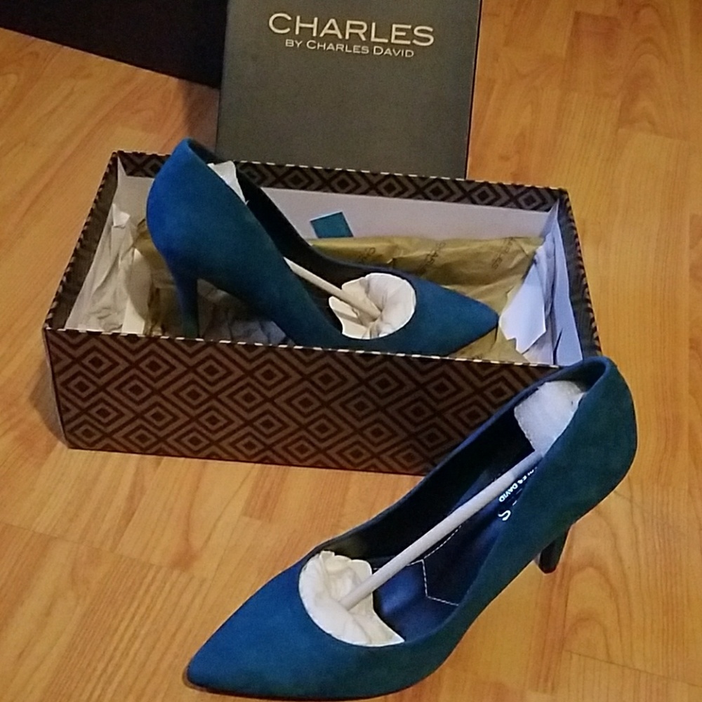 NWT Charles by Charles D Pact Teal Suede Pumps 7.5