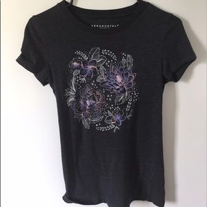 Dark grey basic t-shirt.