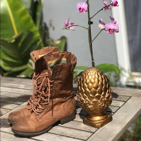 Boots - Picture 4 of 5