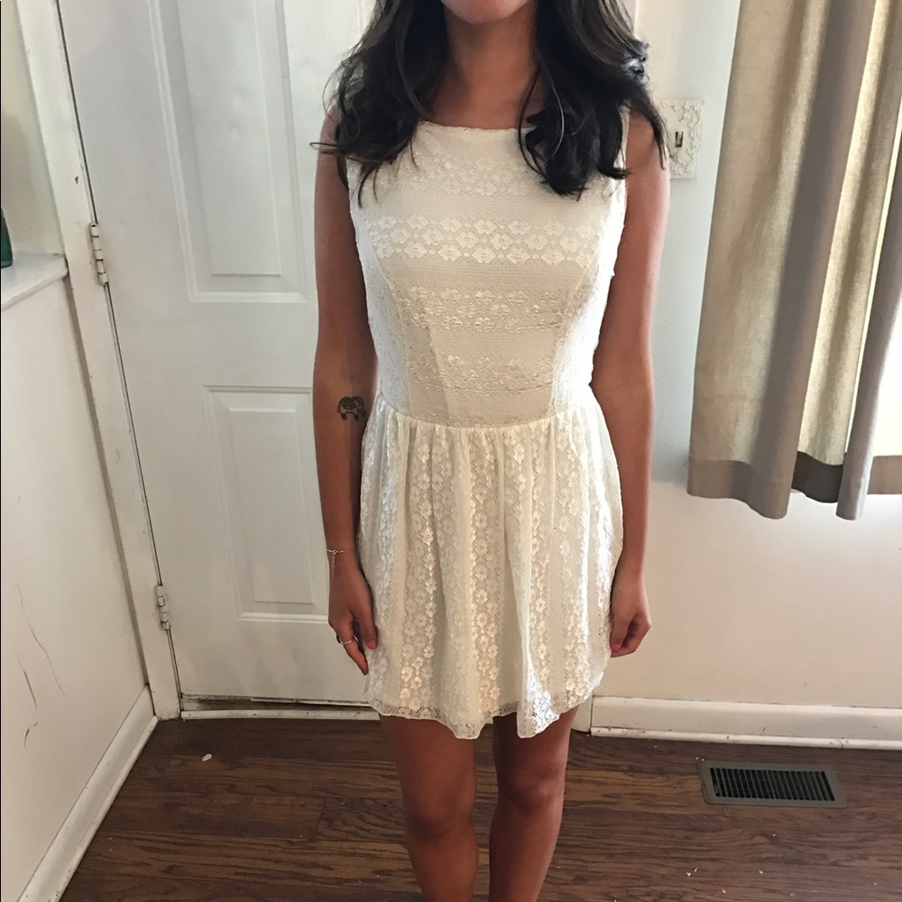 GREAT CONDITION White lace dress (M)