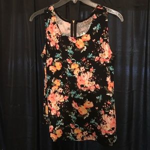 NWT Beautiful floral top!!!