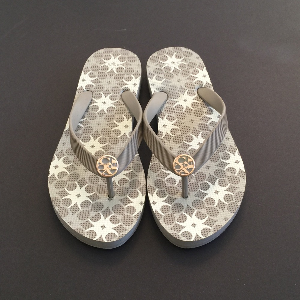❤️SOLD❤️Coach light gray flip flop