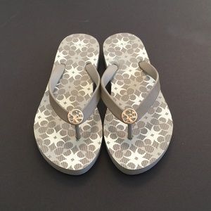 ❤️SOLD❤️Coach light gray flip flop