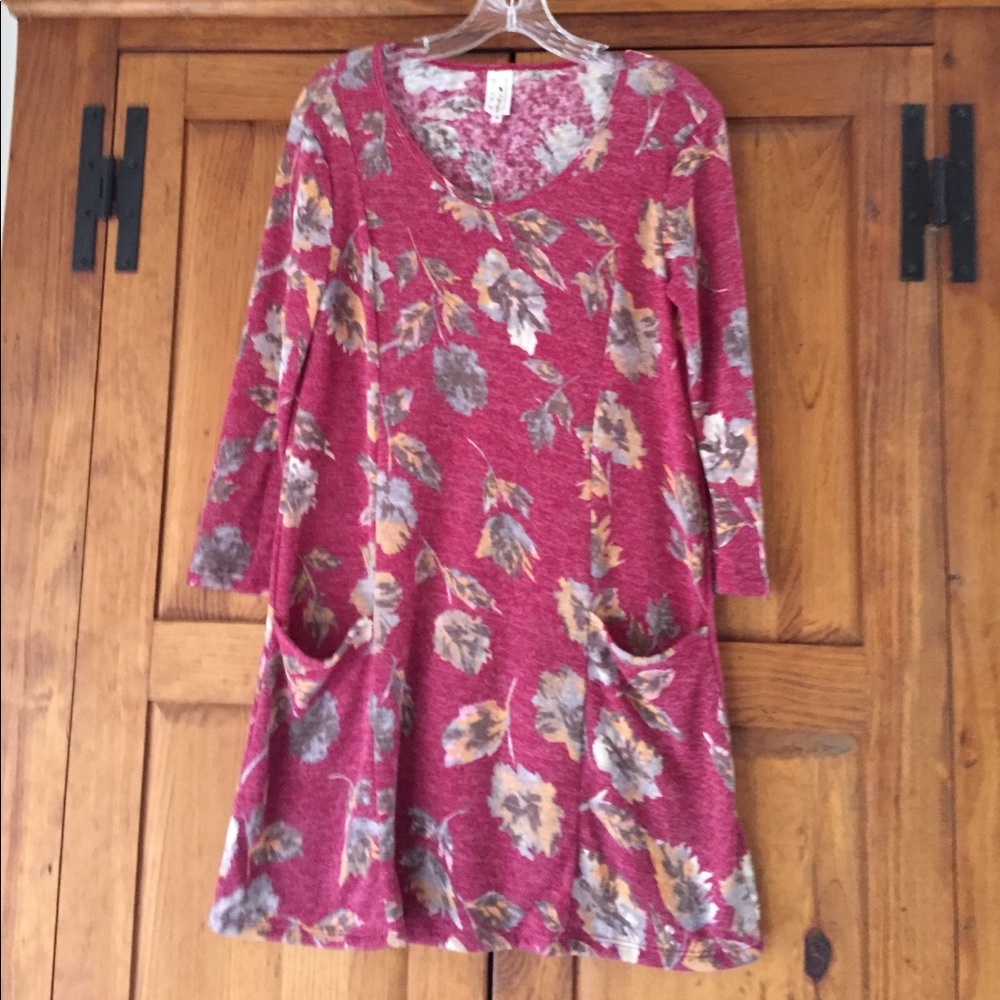 Burgundy light-weight knit tunic. 3/4 sleeves