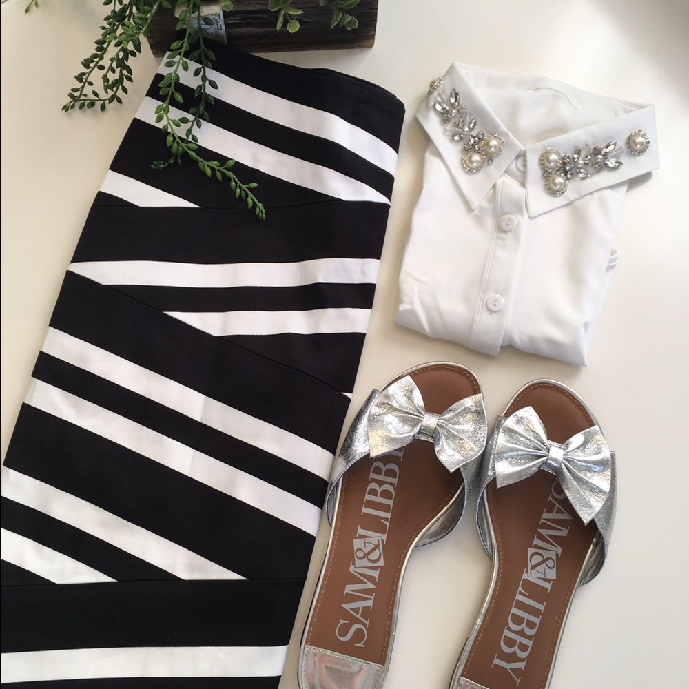 ✨White House Black Market skirt✨