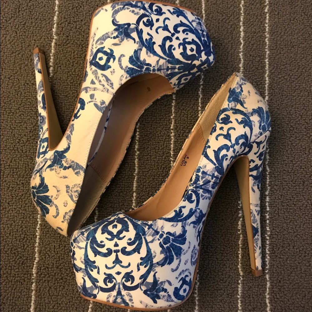 Blue and white printed platform pumps