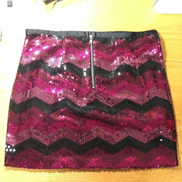 Pink sequin chevron mini skirt - Picture 2 of 4