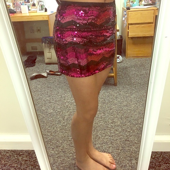 Pink sequin chevron mini skirt - Picture 4 of 4