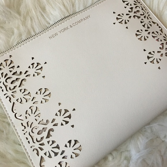 NY&Co, Large Cut Out Detail Wristlet/Clutch - Picture 3 of 7