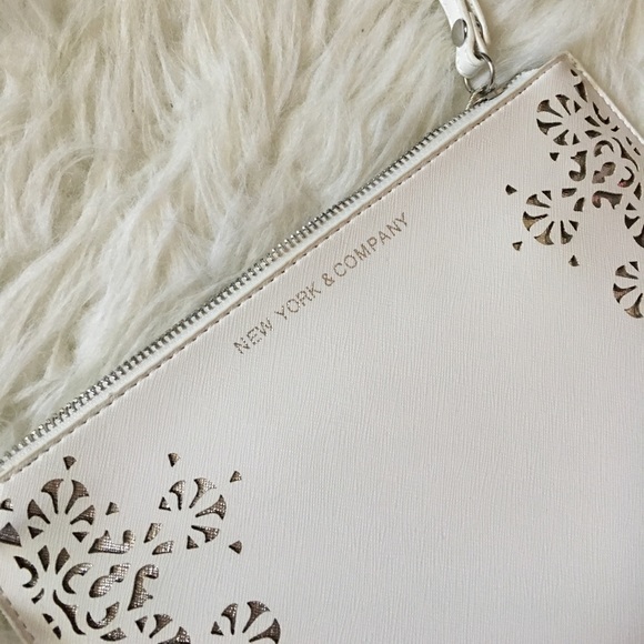 NY&Co, Large Cut Out Detail Wristlet/Clutch - Picture 4 of 7