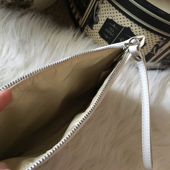 NY&Co, Large Cut Out Detail Wristlet/Clutch - Picture 6 of 7