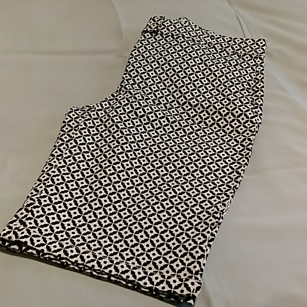 Patterned Bermuda shorts