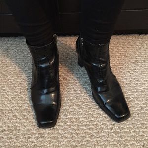 Faux leather, shiny black, healed ankle boots