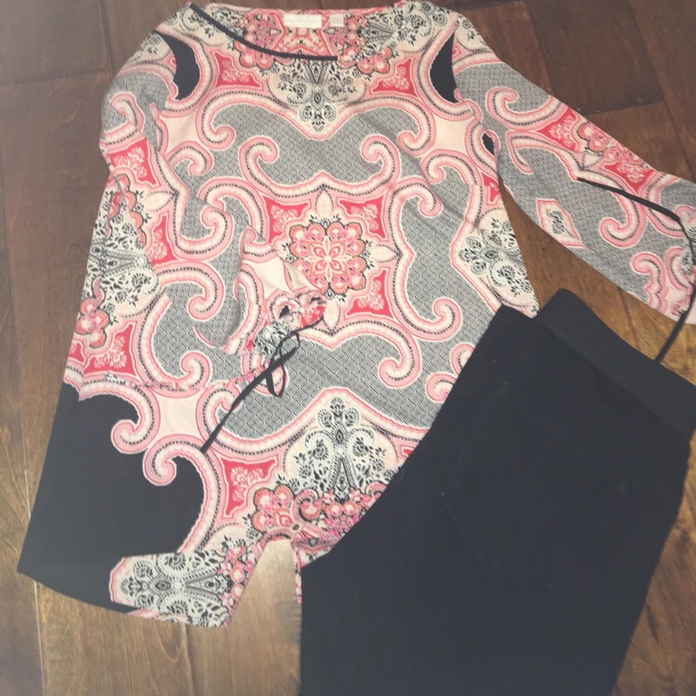 Cute top with split back 🌸