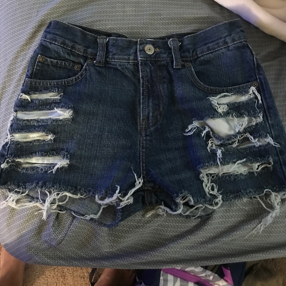 Levi distressed shorts 😍