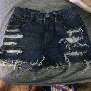 Levi distressed shorts 😍