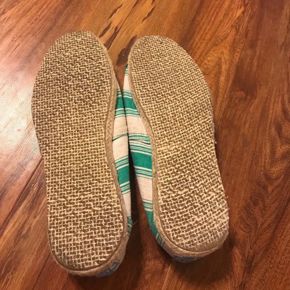 Toms - Picture 2 of 2