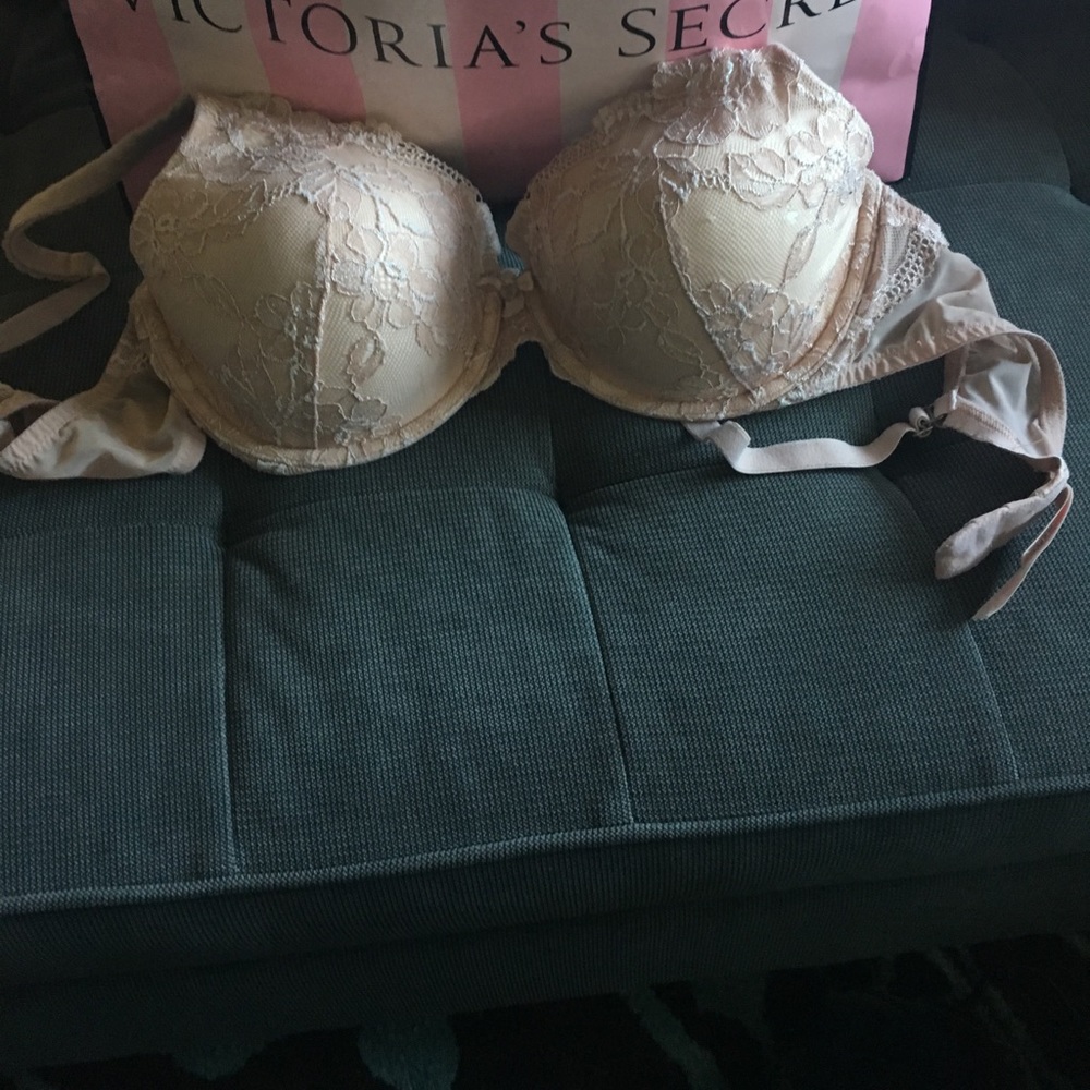 Victoria's Secret pretty nude lined lace bra 36D