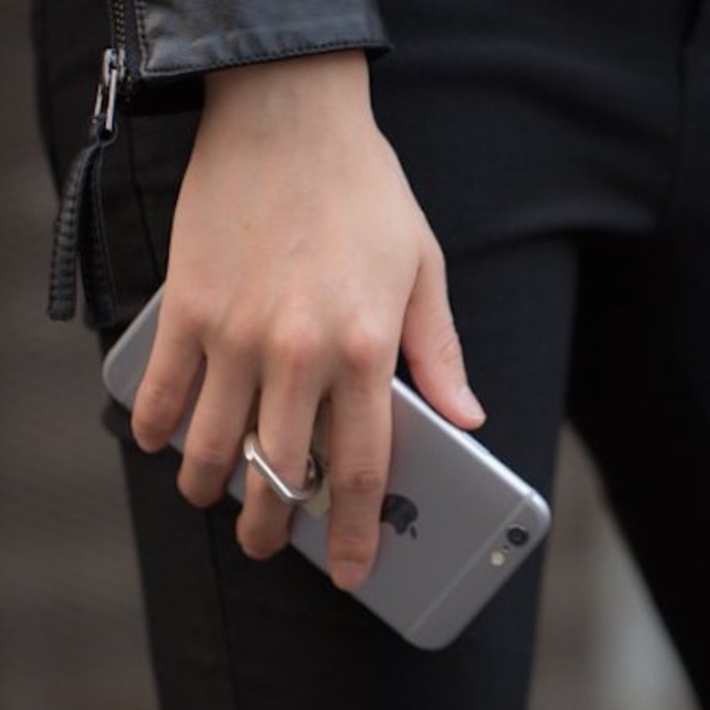 Iring kickstand