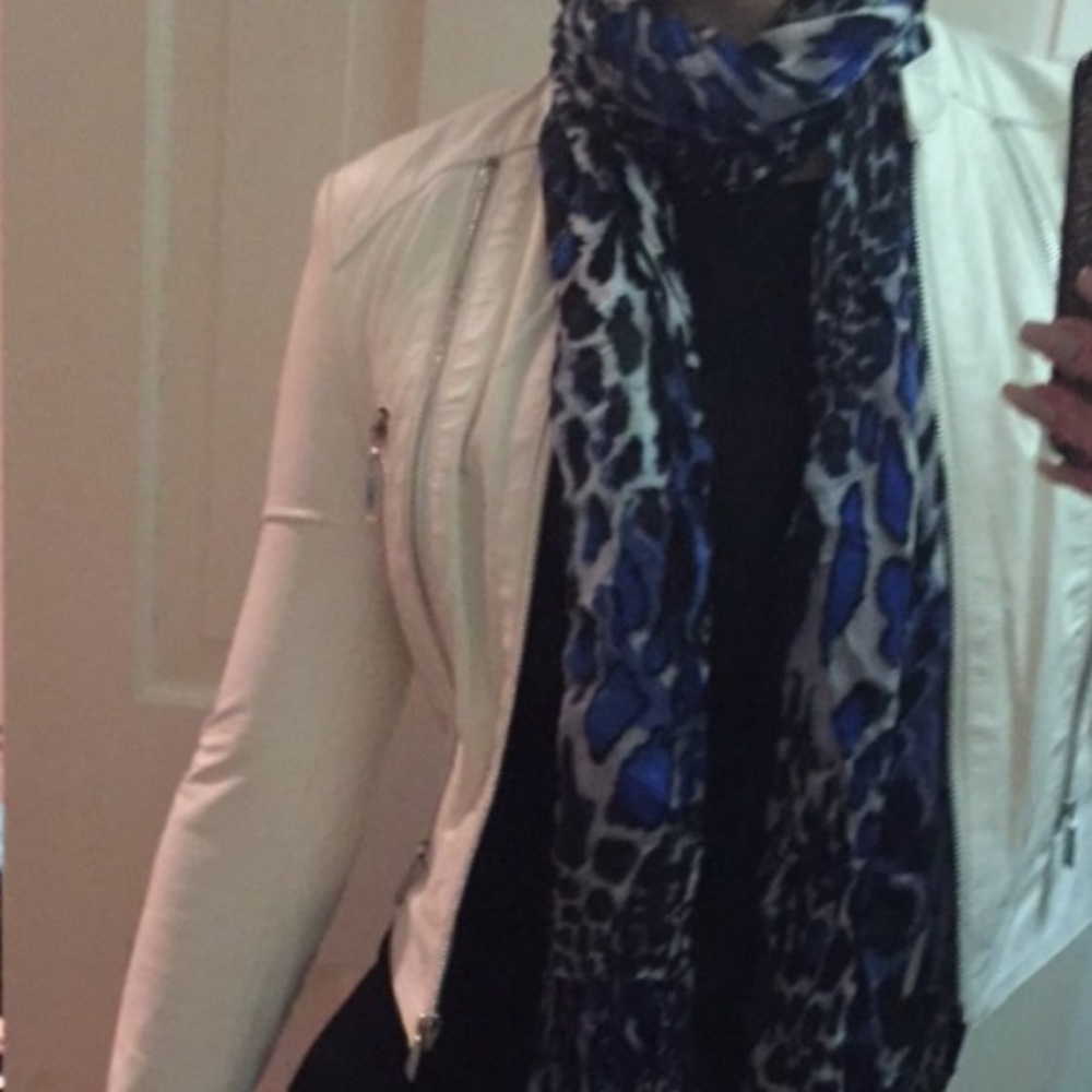 Cache Leopard Blue Scarf - Picture 4 of 5
