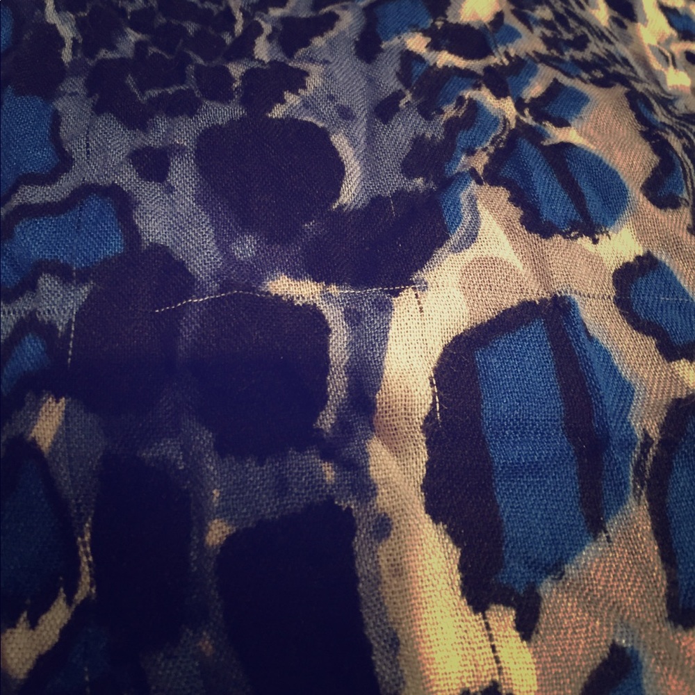 Cache Leopard Blue Scarf - Picture 5 of 5