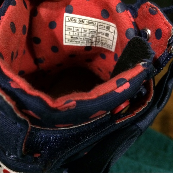 ❣️SOLD❣️ Ugg Sneakers with Bow for Girls - Picture 4 of 4