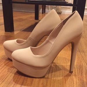 Nude pumps