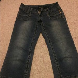 Stylish fitted jean capris