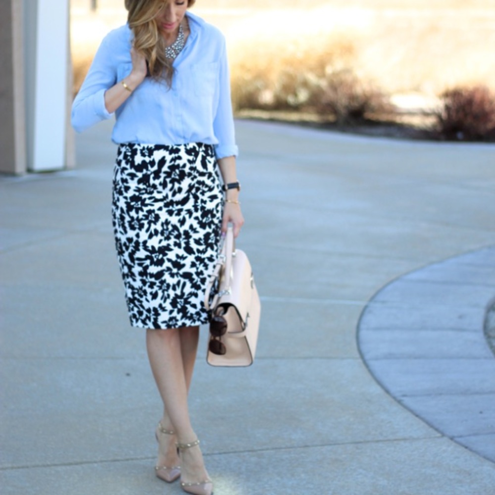 Ann Taylor loft black flower  skirt