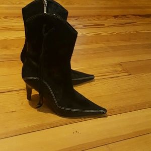 Vis Vie heeled Black cow hair booties with tassel