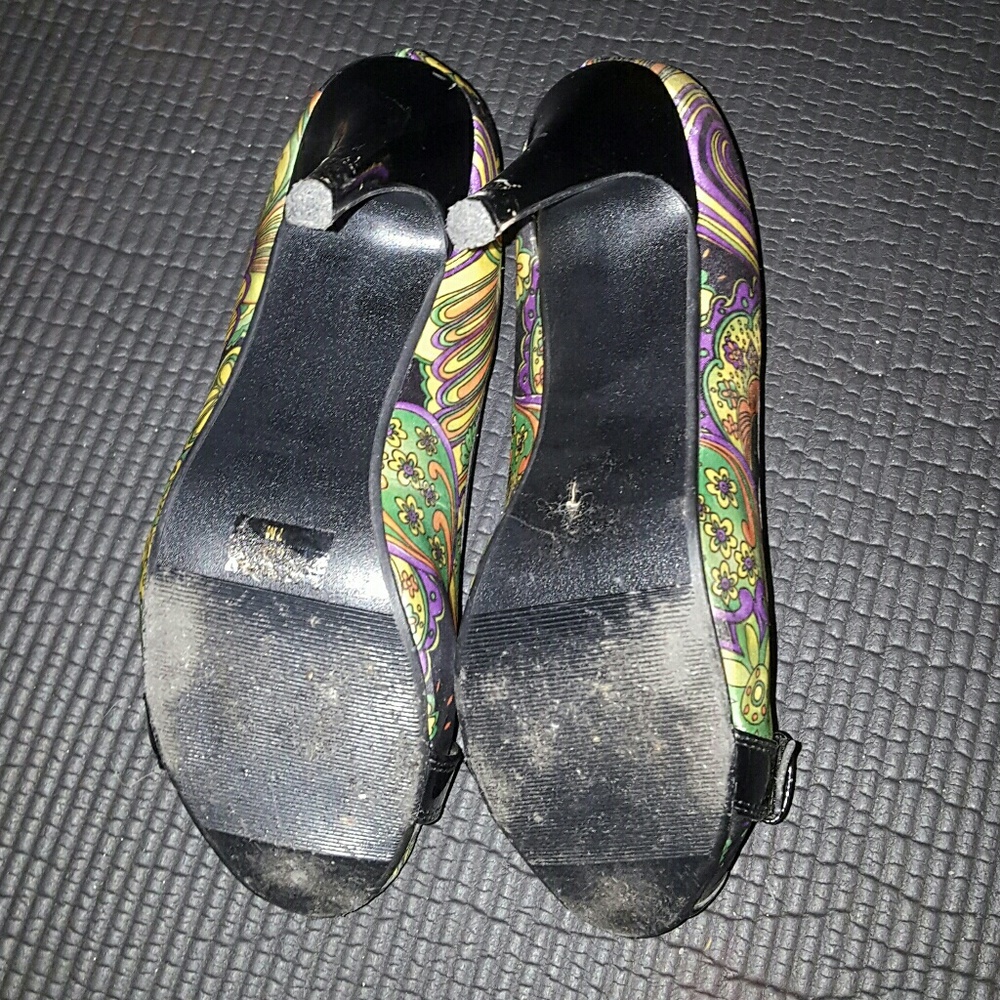 Multi-colored Pumps - Picture 3 of 4