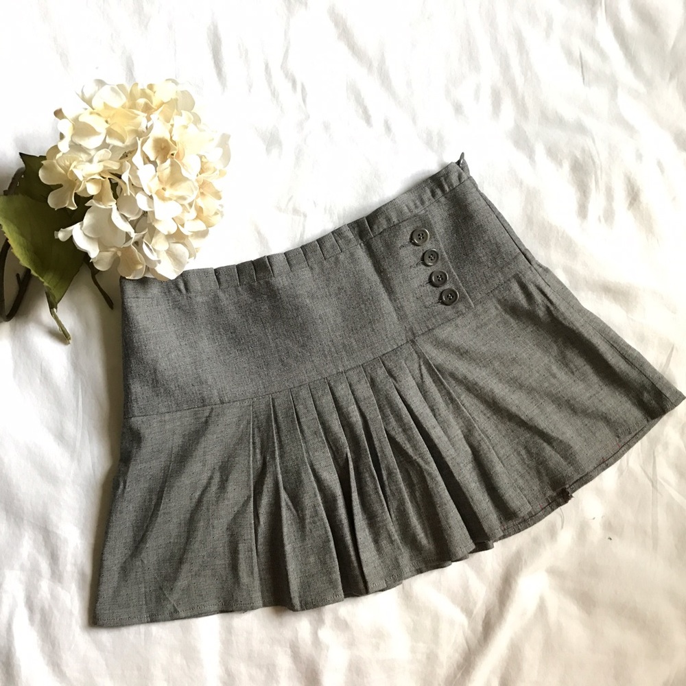 BCBG Max Azria mini skirt size 4 fully lined pleat