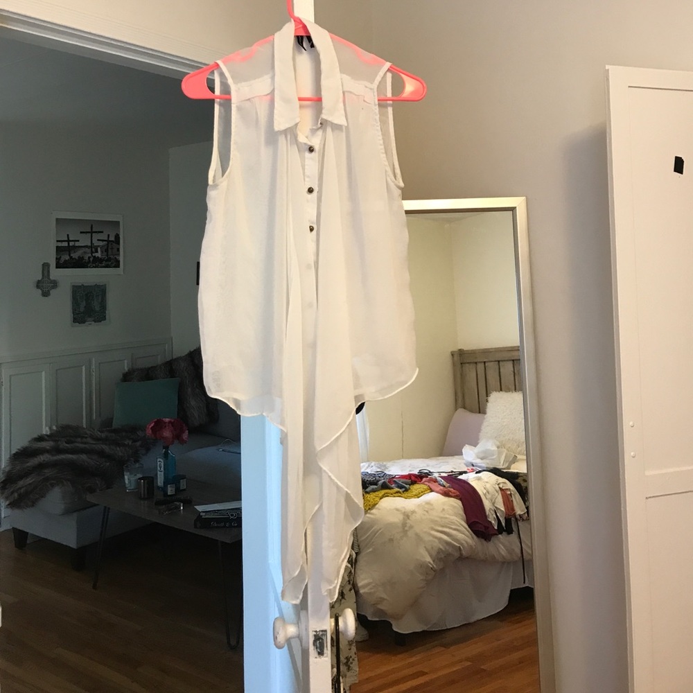 White sleeveless blouse