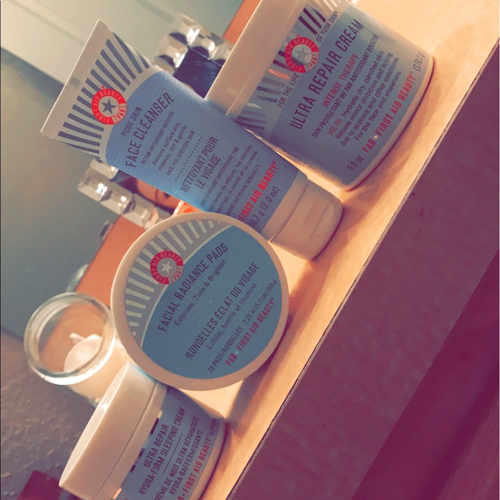 First aid beauty skin care kit