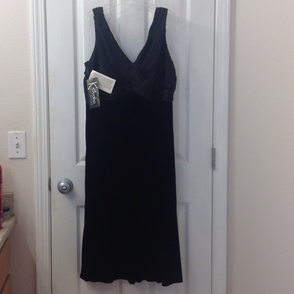 πHPπ Sexy Bodice & Velvet Skirt - Picture 2 of 4
