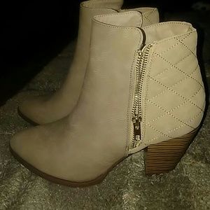 Justfab boots never worn