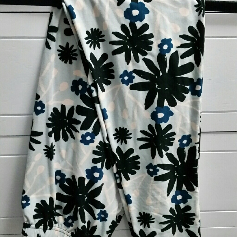 **SOLD** EUC Agnes & Dora leggings size L