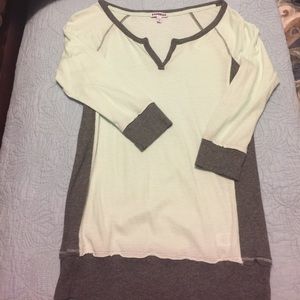 Half sleeve fitted v neck