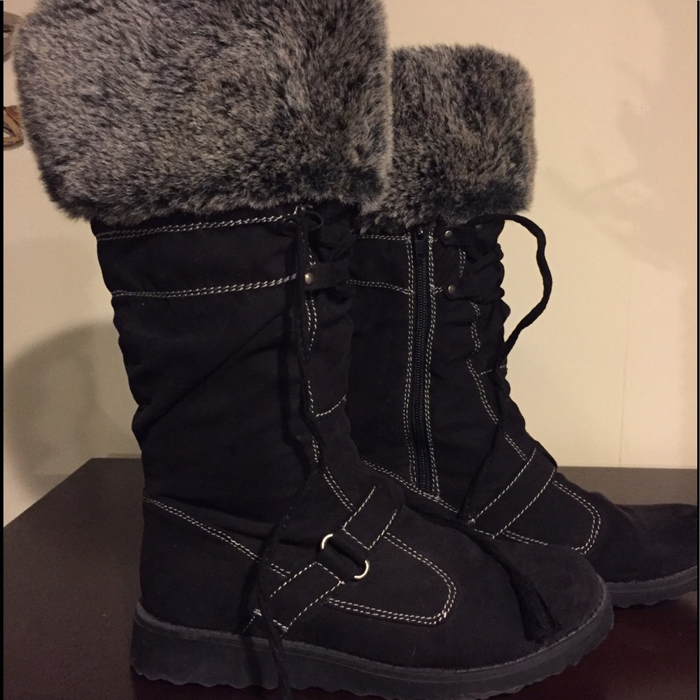 Trendy Black Boots with fur at top - Size 6