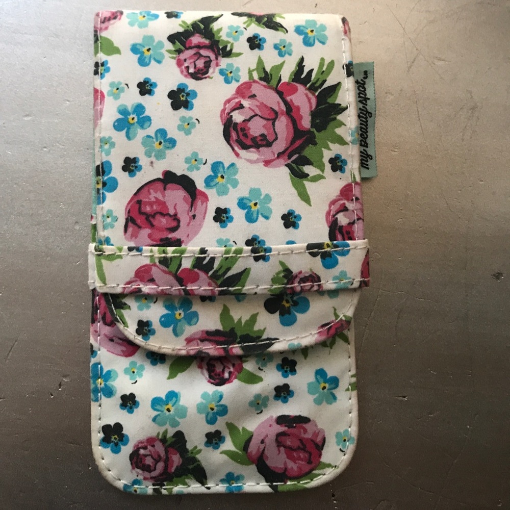 Travel makeup brush holder