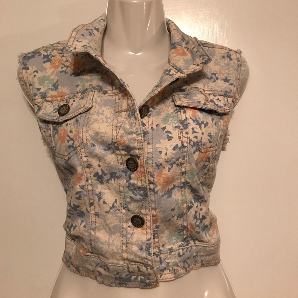 Light color Jean vest 🌹