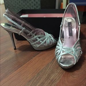 Silver high heel. Size 6 1/2. No damage.