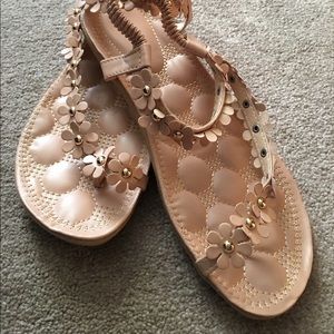 Flowered sandals with cushioned rubber soles