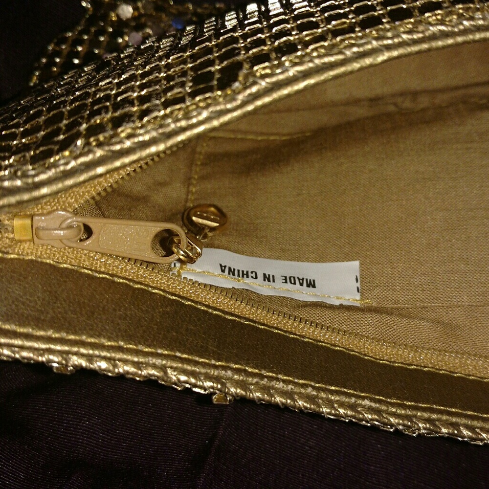 Gold metal purse small, with gold chain. - Picture 2 of 4