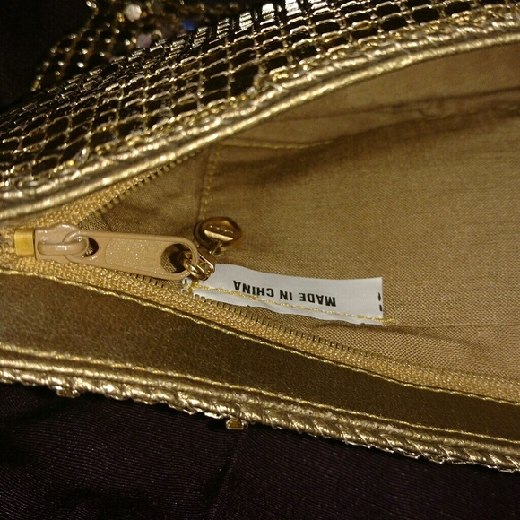 Gold metal purse small, with gold chain. - Picture 2 of 4